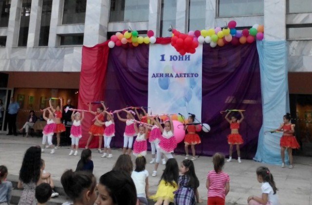 Снимки: Децата на Кюстендил празнуваха заедно пред театъра