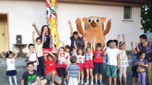 Младежите от БСППлевен зарадваха деца и родители за 1 юни