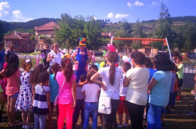 ГЕРБ и сдружение Бобошевско възраждане изненадаха малчугани от общината за 1 юни