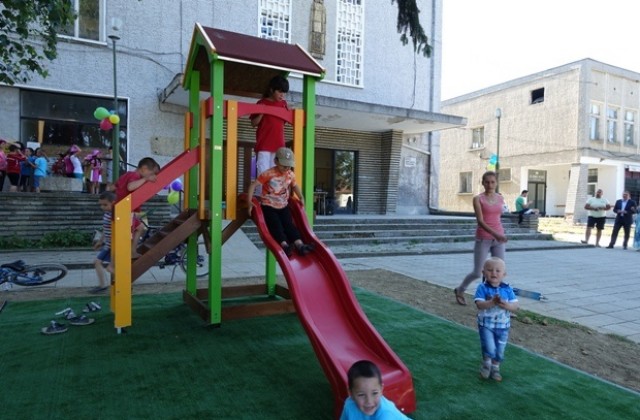 Кметът на Севлиево откри детската площадка в Горна Росица
