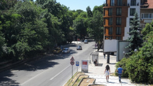 Kак някои пешеходци във Варна отдадоха почит към Ботев СНИМКИ