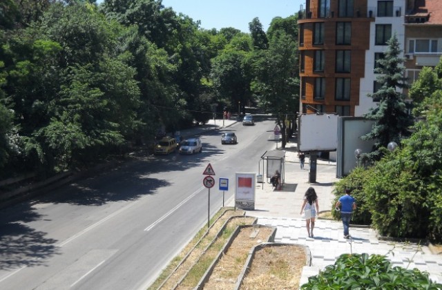 Kак някои пешеходци във Варна отдадоха почит към Ботев (СНИМКИ)