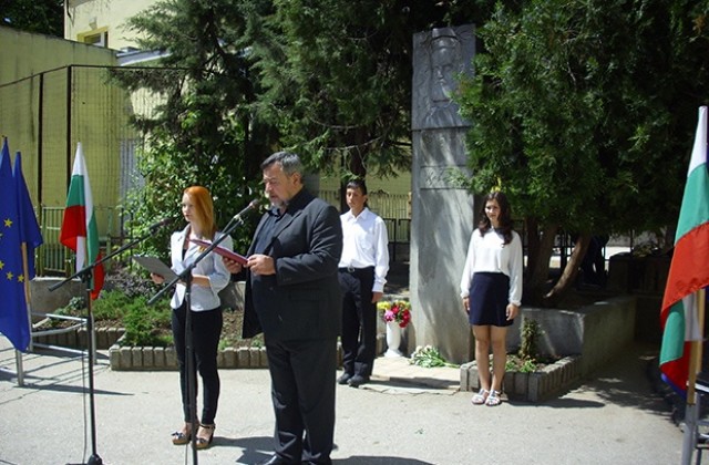 Добричлии почетоха паметта на Ботев и загиналите за свободата на България /СНИМКИ/