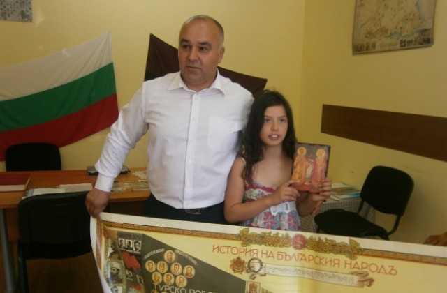 Ученичка от Кюстендил с подарък от евродепутата Ангел Джамбазки