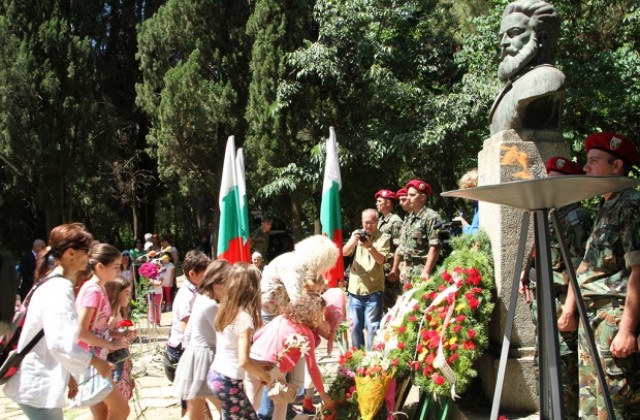 Стара Загора се преклони пред паметта на Христо Ботев