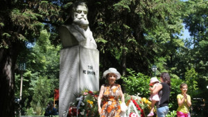 Десетки сведоха глави пред паметника на Христо Ботев