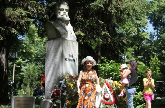 Десетки сведоха глави пред паметника на Христо Ботев