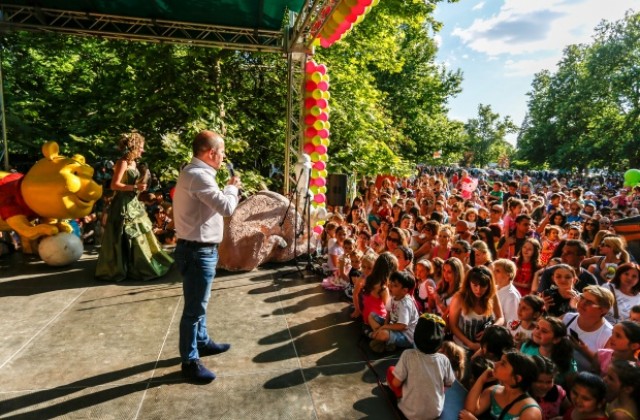 Хиляди деца и родители празнуваха заедно деня на детето в парка
