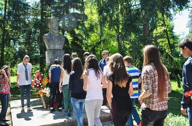 Почит към Ботев с цветя и негови стихове