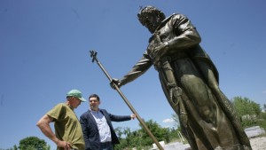 Вдигат 4метров паметник на цар Самуил в центъра на София
