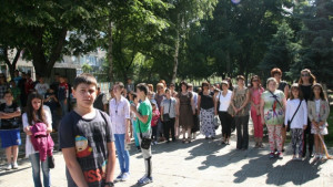 Паметна плоча на Ботев в училищен двор