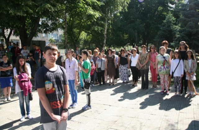 Паметна плоча на Ботев в училищен двор