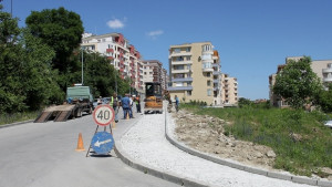 Продължава реконструкцията на тротоарите и полагането на пътната маркировка