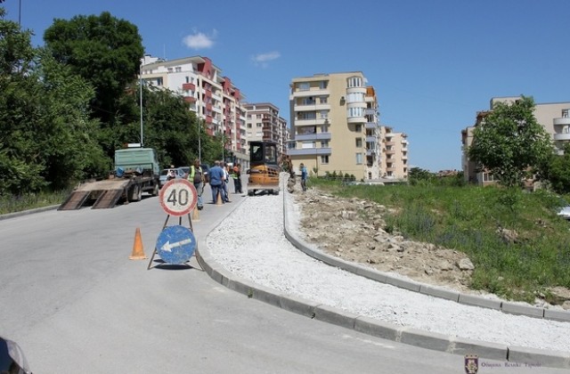 Продължава реконструкцията на тротоарите и полагането на пътната маркировка