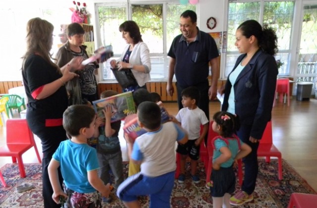 Женското дружество към ДПС дари учебни пособия на детската градина в кв. Света гора