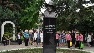 Паметник на Аспарух Лешников откриха в Хасково утре стартира и