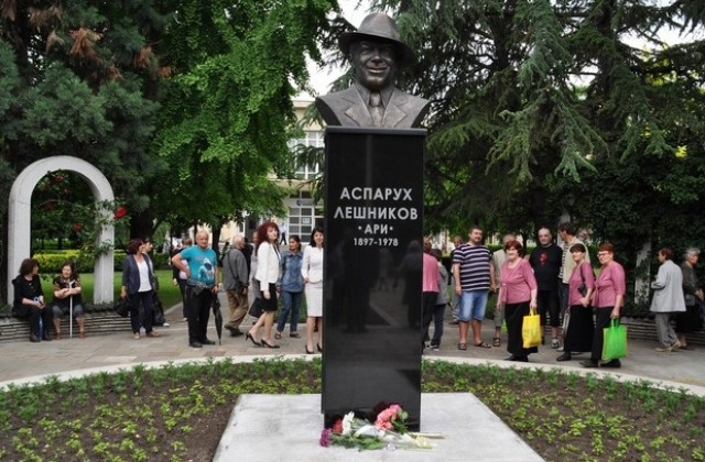 Паметник на Аспарух Лешников откриха в Хасково, утре стартира и фестивалът