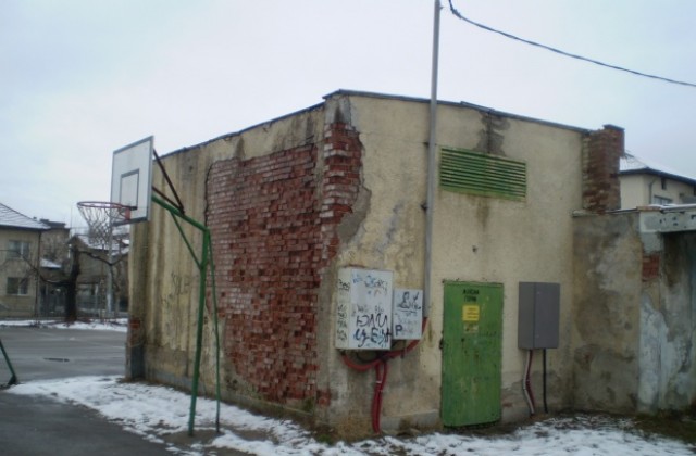 Няма да ремонтират рушащия се трафопост в двора на ОУ „Неофит Рилски