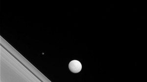 Нови снимки на Касини разкриха още от малка Сатурнова луна