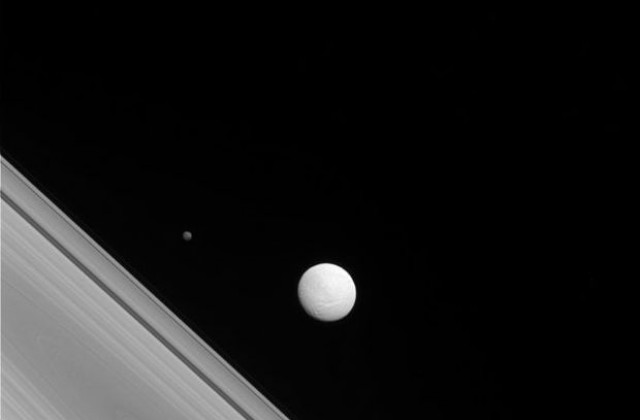 Нови снимки на „Касини разкриха още от малка Сатурнова луна