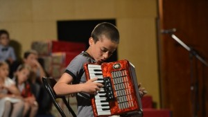 Подаръци за ученици от първи и втори клас