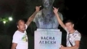 Прокуратурата се самосезира за гаврата с паметника на Левски
