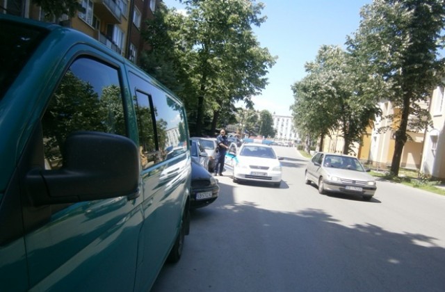 Агресивна жена нахлу в магазин за щори и потроши рамото на продавачка