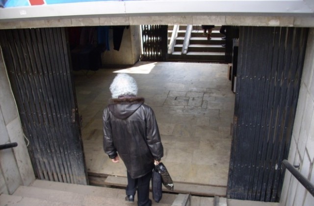 Опасен подлез заплашва минувачи