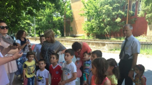 12 деца рисуваха по темата за безопасно преминаване през железопътните