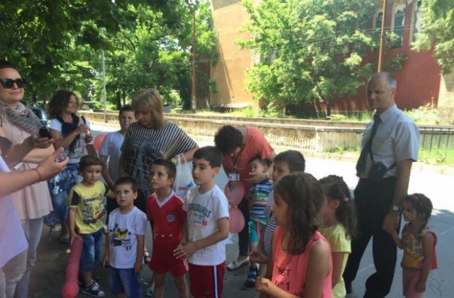 12 деца рисуваха по темата за безопасно преминаване през железопътните прелези