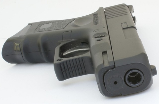 Глобиха хулиган, заплашвал с пистолет играчка