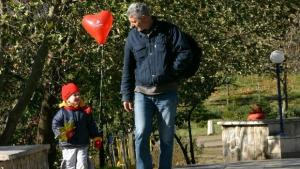 Включването на бащата като активен родител прави децата поздрави