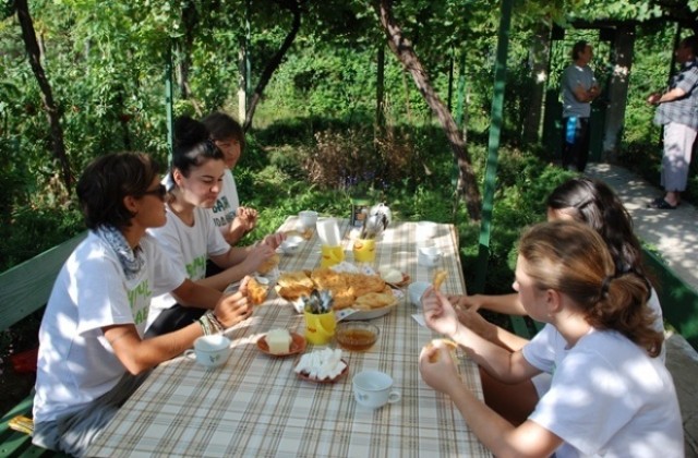 Шест села чакат „внучета назаем”