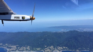 Силен вятър е повредил крилото на Слънчев импулс 2