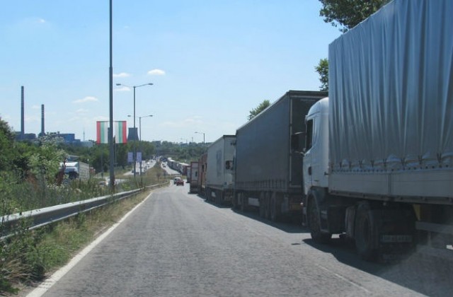 Спират ТИР-овете по магистралите през уикенда