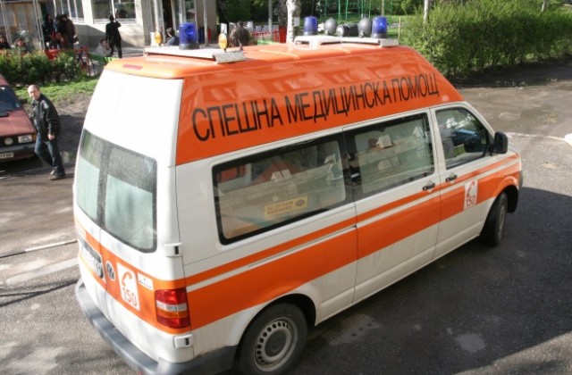 Кола помете трима пешеходци в района на Мак Драйв