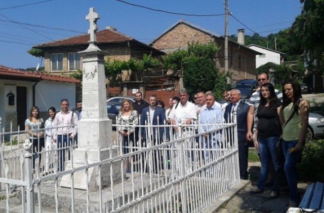 Младежи и предприемачи от ГЕРБ обновиха рушащ се паметник