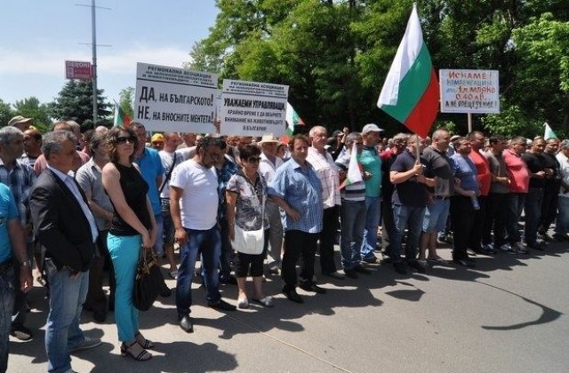 Отлагат протеста на животновъдите