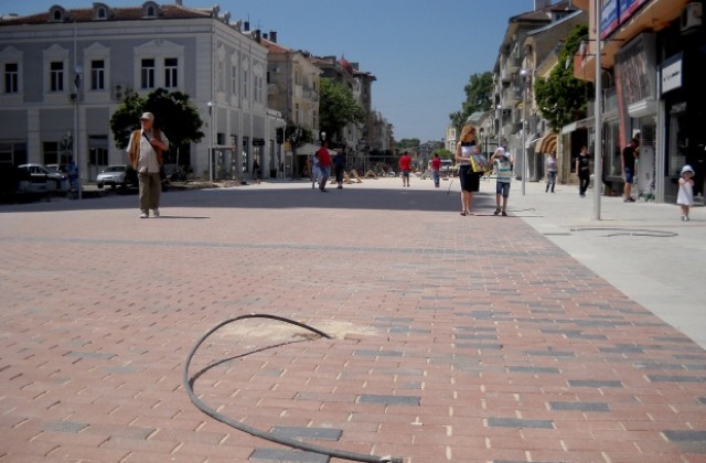 Ремонтът на главната продължава (СНИМКИ)