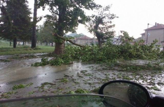 Градушка и силен вятър отнесоха част от покрива на читалището в Павликени