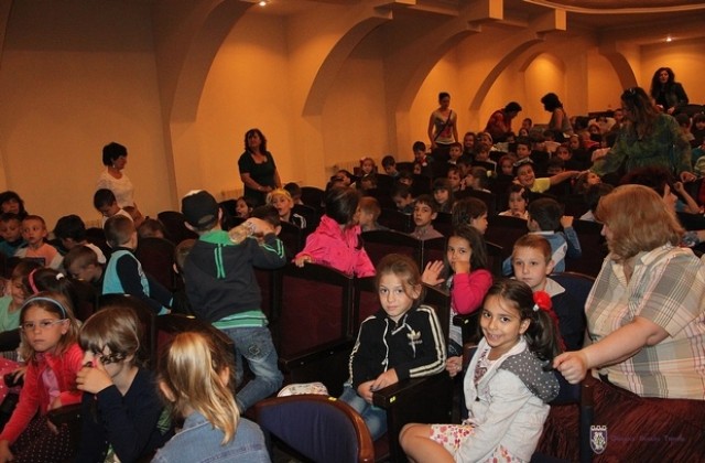 Общината зарадва търновските деца с Еко куклен спектакъл