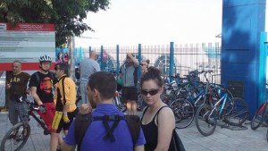 Едва 10 души се събраха на контрапротеста за колите по