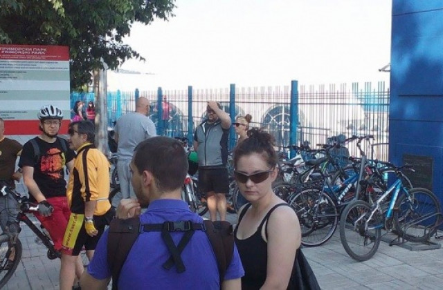 Едва 10 души се събраха на контрапротеста за колите по крайбрежната (СНИМКИ)