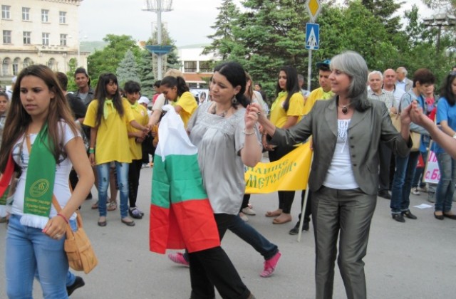 Маргарита Попова игра хоро на детски ромски фестивал