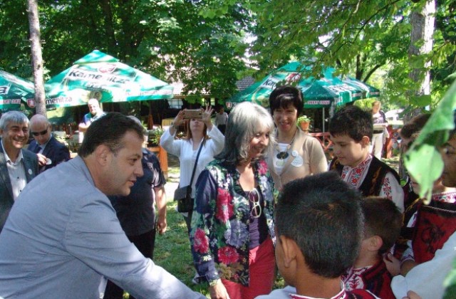 Вицепрезидентът Маргарита Попова и кметът Даниел Панов четоха приказки в Арбанаси