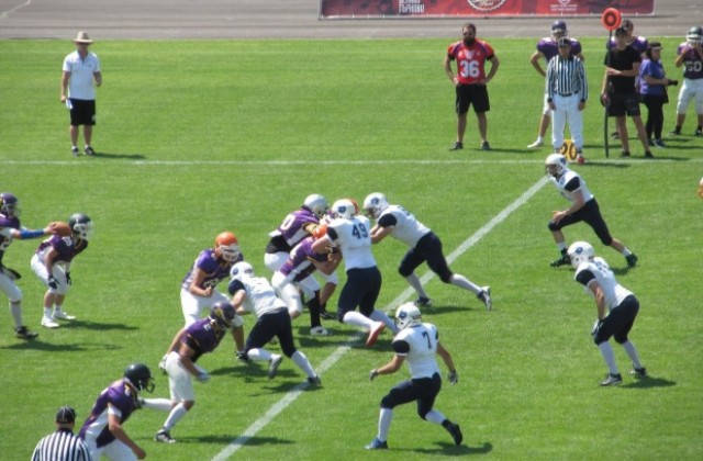 Стотици гледаха американски футбол на стадион Ивайло