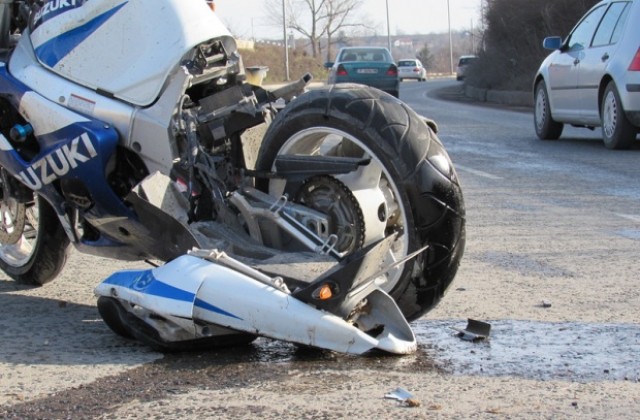 Моторист загина, а двама са тежко ранени след катастрофа