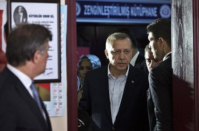 Ердоган печели изборите, но с червен картон от избирателите
