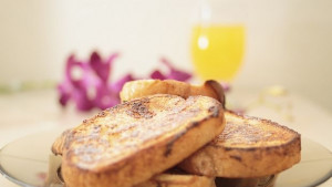 Нож пече филийката докато я реже