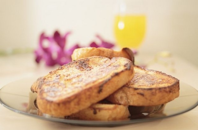 Нож пече филийката, докато я реже